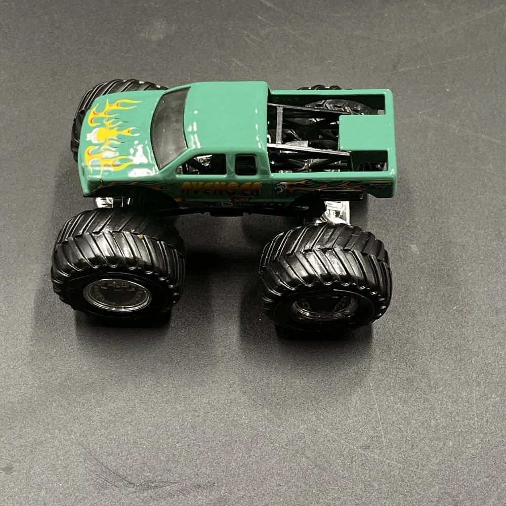 Hot Wheels Monster Jam Truck 1/64 Diecast Metal Avenger Green‎